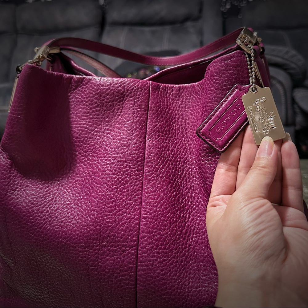 Vintage Coach Pink Hobo Bag with Luxurious Leather and Relaxed Design - Picture 4 of 16